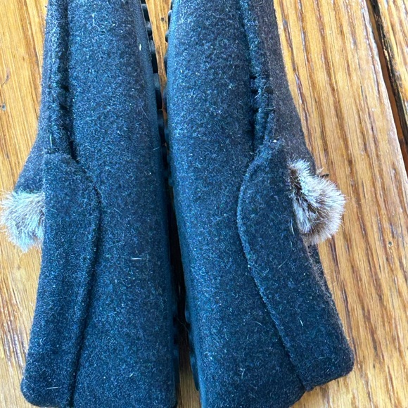 Target fur lined baby house slippers.  Slip on style gray felt.  Size 5/6. - Picture 5 of 6